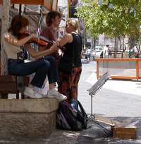 Молодые музыканты на улице В Иерусалиме